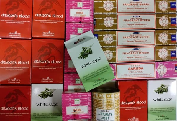 Exklusiv 20-Pack Rökelsestickor och Koner . Tolalt ca 345st