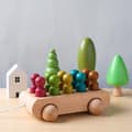 Miniatyrbillede 5 af 6: OBOSOE Pædagogisk trækvogn i bøgetræ med 10 farvede figurer – læringslegetøj til børn