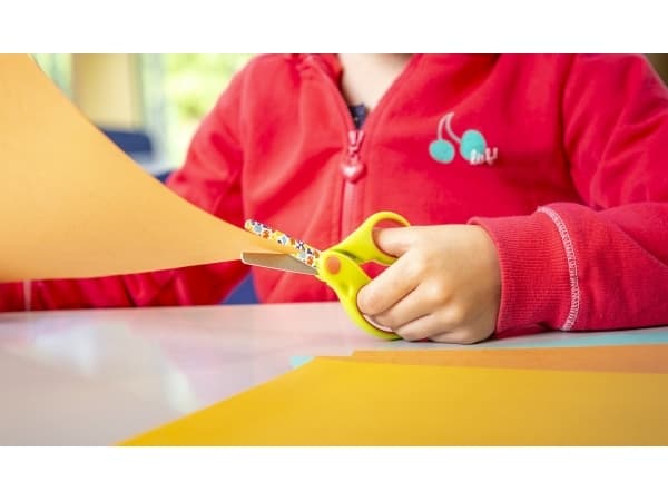 DAHLE 54671 KIDS venstrehånds børnesaks, afrundet, 130 mm, klatmotiv.
