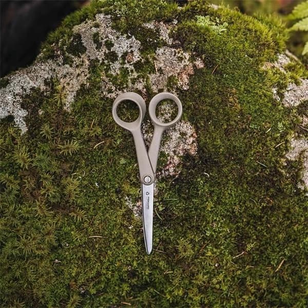 Små saxar - FISKARS - ReNew - blad av återvunnet rostfritt stål - 17 cm