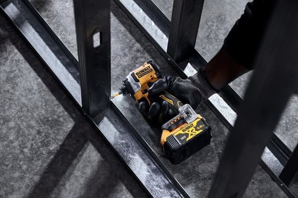 DeWalt DCF850NT 18 V:n 3-vaihteinen iskuporakone