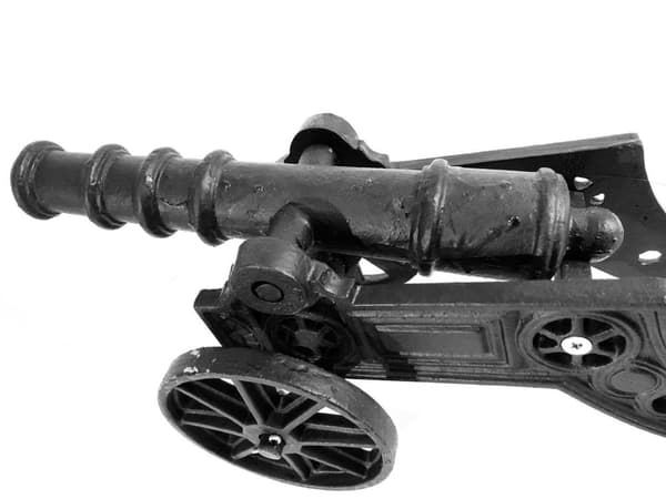 Mycket stilig miniatyrkanon i solitt gjutjärn