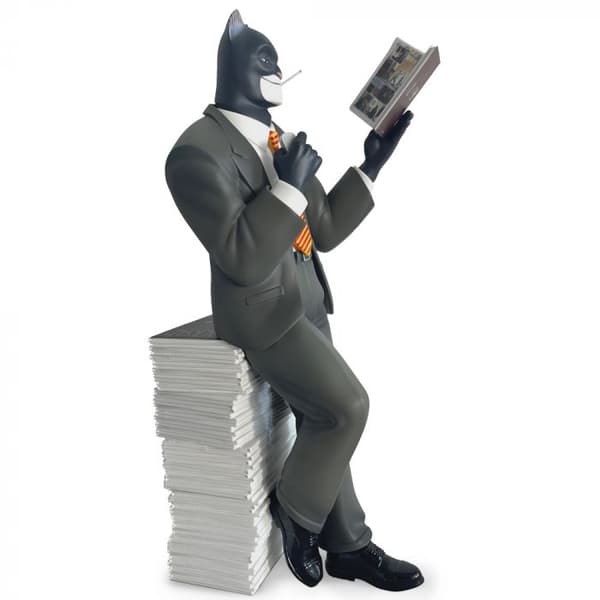 Plastoy John Blacksad samlarfigur lutad på sin hög med album (2024)