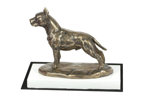 Amerikkalainen staffordshiren terrieri, Amstaff, Amstaf - koirapatsas, hahmo valkoisella pohjalla, palkinto koiranäyttelyyn Art-Dog