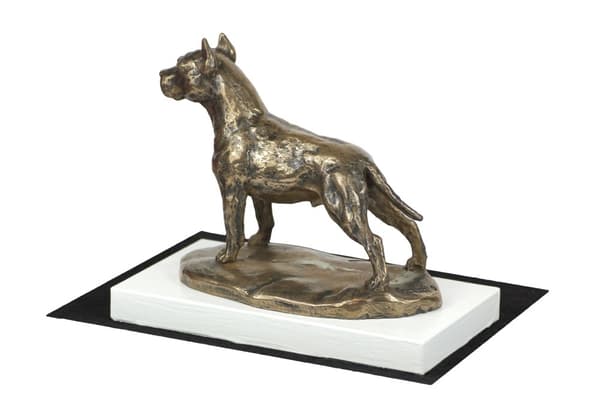 Amerikkalainen staffordshiren terrieri, Amstaff, Amstaf - koirapatsas, hahmo valkoisella pohjalla, palkinto koiranäyttelyyn Art-Dog