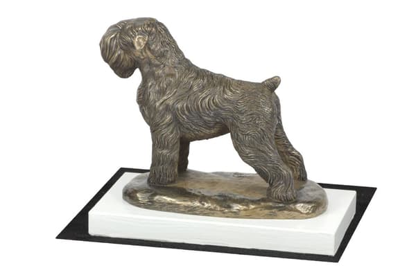 Russian Black Terrier - hundestatuette, figur på hvid base, trofæ til en hundeudstilling af Art-Dog