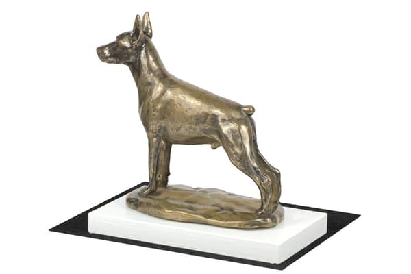 Doberman, Dobermann I - koirapatsas, hahmo valkoisella pohjalla, palkinto koiranäyttelyyn Art-Dog
