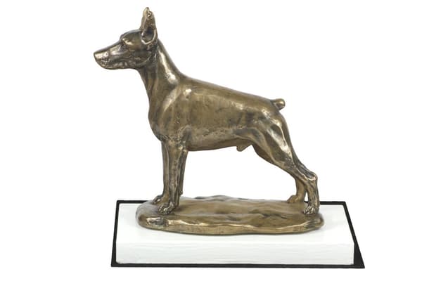 Doberman, Dobermann I - koirapatsas, hahmo valkoisella pohjalla, palkinto koiranäyttelyyn Art-Dog