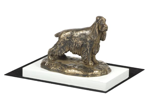Englannin cockerspanieli - koirapatsas, hahmo valkoisella pohjalla, palkinto koiranäyttelyyn Art-Dog