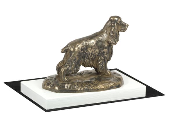 Englannin cockerspanieli - koirapatsas, hahmo valkoisella pohjalla, palkinto koiranäyttelyyn Art-Dog