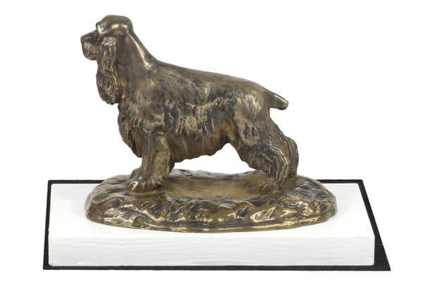 Englannin cockerspanieli - koirapatsas, hahmo valkoisella pohjalla, palkinto koiranäyttelyyn Art-Dog