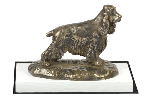 Englannin cockerspanieli - koirapatsas, hahmo valkoisella pohjalla, palkinto koiranäyttelyyn Art-Dog