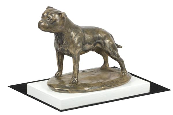 Staffordshiren bullterrieri, Staffik, Staffi III - koirapatsas, hahmo valkoisella pohjalla, palkinto koiranäyttelyyn Art-Dog