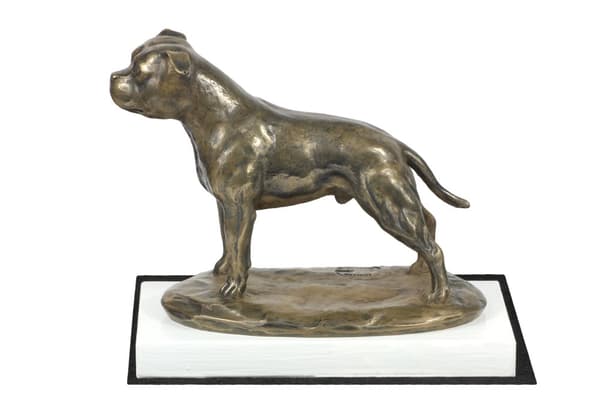 Staffordshiren bullterrieri, Staffik, Staffi III - koirapatsas, hahmo valkoisella pohjalla, palkinto koiranäyttelyyn Art-Dog