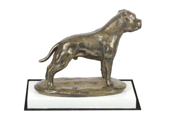 Staffordshiren bullterrieri, Staffik, Staffi III - koirapatsas, hahmo valkoisella pohjalla, palkinto koiranäyttelyyn Art-Dog
