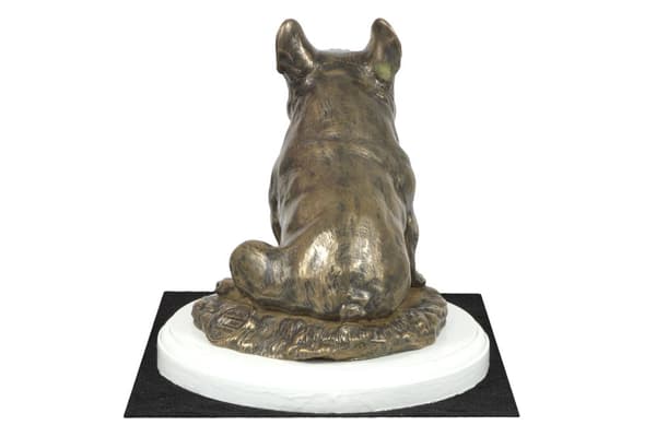 French Bulldog II - koirapatsas, hahmo valkoisella pohjalla, palkinto Art-Dog koiranäyttelyyn