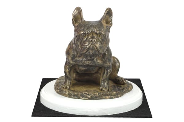 French Bulldog II - koirapatsas, hahmo valkoisella pohjalla, palkinto Art-Dog koiranäyttelyyn