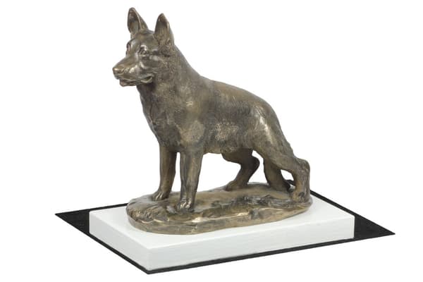 saksanpaimenkoira, elsassilainen - koirapatsas, hahmo valkoisella pohjalla, Art-Dogin palkinto koiranäyttelyyn