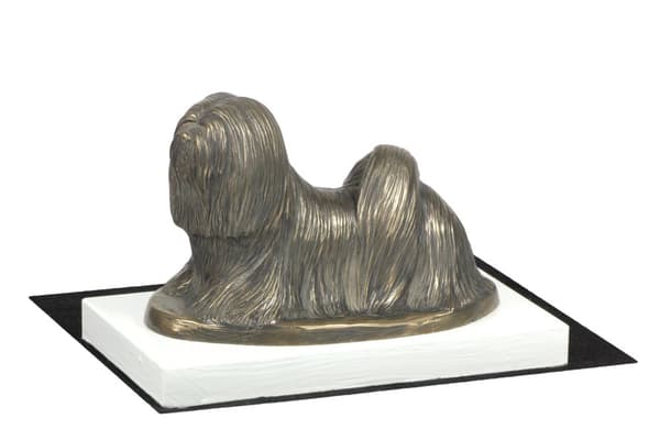 Lhasa Apso - hundestatuette, figur på hvid base, trofæ til hundeudstilling af Art-Dog