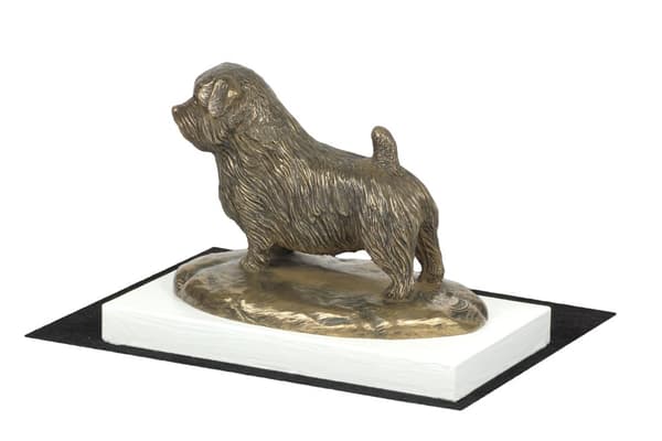 Norfolk Terrier - hundestatuette, figur på hvid bund, trofæ til hundeudstillingen Art-Dog