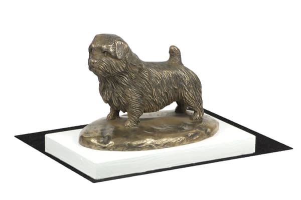 Norfolk Terrier - hundestatuette, figur på hvid bund, trofæ til hundeudstillingen Art-Dog