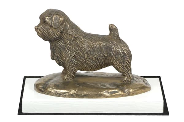 Norfolk Terrier - hundestatuette, figur på hvid bund, trofæ til hundeudstillingen Art-Dog
