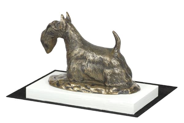 Skotsk terrier, Aberdeen Terrier - hundestatuette, figur på hvid base, trofæ til hundeudstilling af Art-Dog