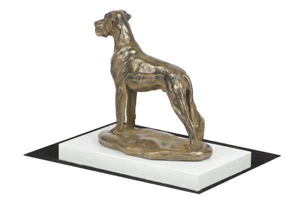Tanskandoggi II - koirapatsas, hahmo valkoisella pohjalla, palkinto Art-Dog koiranäyttelyyn