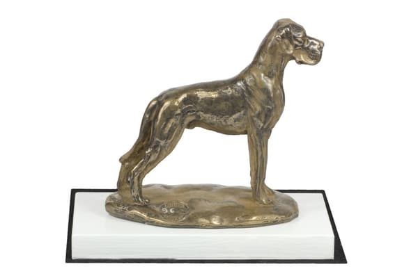 Tanskandoggi II - koirapatsas, hahmo valkoisella pohjalla, palkinto Art-Dog koiranäyttelyyn