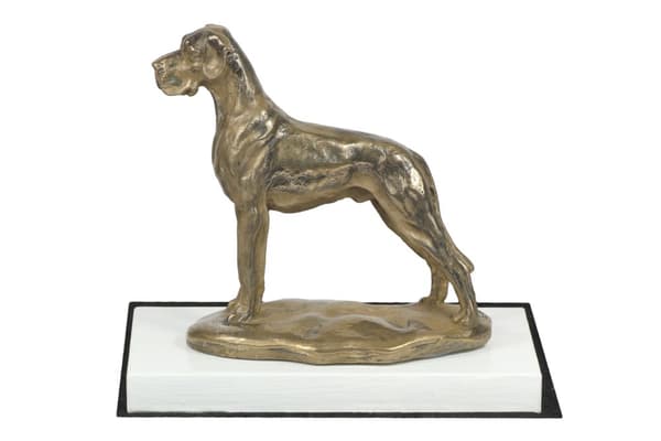 Tanskandoggi II - koirapatsas, hahmo valkoisella pohjalla, palkinto Art-Dog koiranäyttelyyn