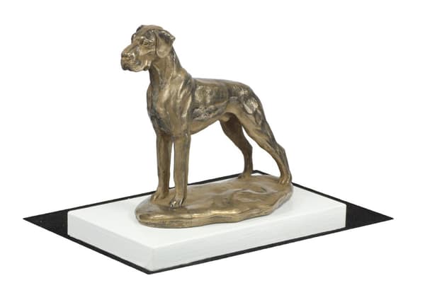 Tanskandoggi II - koirapatsas, hahmo valkoisella pohjalla, palkinto Art-Dog koiranäyttelyyn
