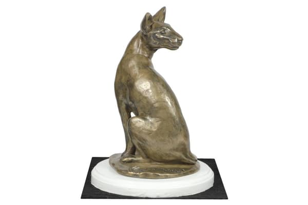 Egyptin Mau -kissa - kissapatsas, hahmo valkoisella pohjalla, Art-Dogin palkinto koiranäyttelyyn