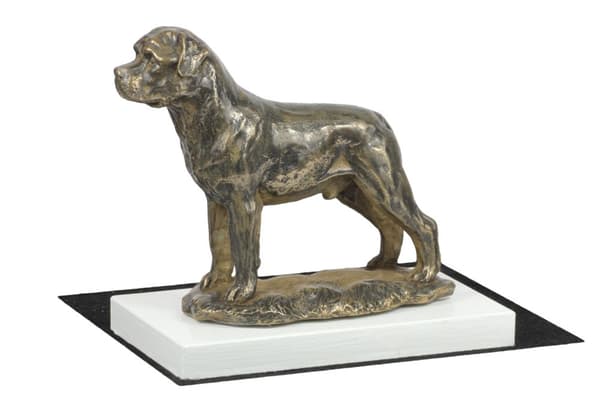 Rottweiler II - koirapatsas, hahmo valkoisella pohjalla, palkinto koiranäyttelyyn Art-Dog