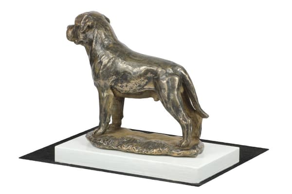 Rottweiler II - koirapatsas, hahmo valkoisella pohjalla, palkinto koiranäyttelyyn Art-Dog