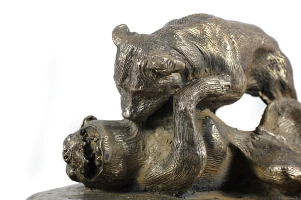 Pit Bull fight - en hundestatuette, en figur på en hvid base, et trofæ til Art-Dog hundeudstillingen