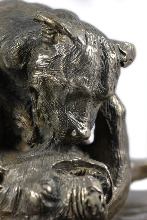 Pit Bull fight - en hundestatuette, en figur på en hvid base, et trofæ til Art-Dog hundeudstillingen