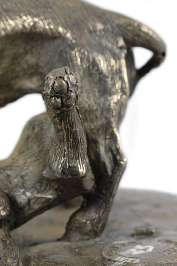 Pit Bull fight - en hundestatuette, en figur på en hvid base, et trofæ til Art-Dog hundeudstillingen