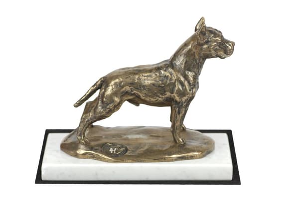 Amerikkalainen staffordshiren terrieri, Amstaff, Amstaf - koirapatsas, hahmo valkoisella marmorilla, palkinto koiranäyttelyyn Art-Dog