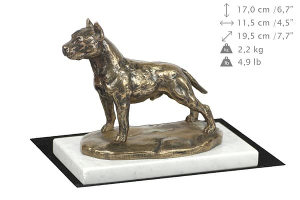 Amerikkalainen staffordshiren terrieri, Amstaff, Amstaf - koirapatsas, hahmo valkoisella marmorilla, palkinto koiranäyttelyyn Art-Dog