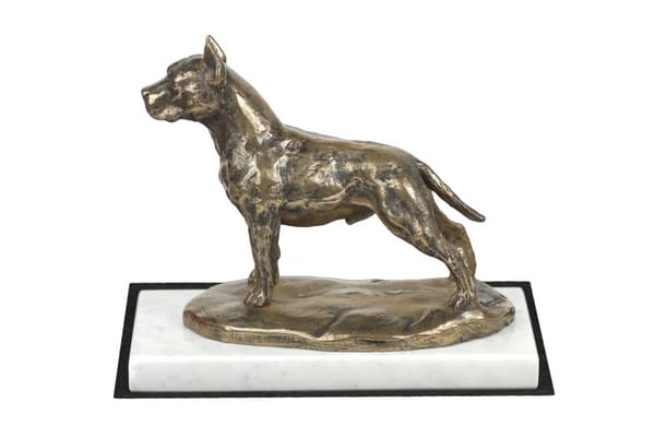 Amerikkalainen staffordshiren terrieri, Amstaff, Amstaf - koirapatsas, hahmo valkoisella marmorilla, palkinto koiranäyttelyyn Art-Dog