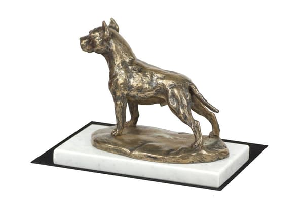 Amerikkalainen staffordshiren terrieri, Amstaff, Amstaf - koirapatsas, hahmo valkoisella marmorilla, palkinto koiranäyttelyyn Art-Dog