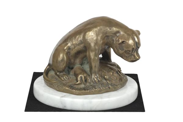 American Staffordshire terrier, Amstaff, Amstaf I - hundestatuette, figur på hvid marmor, trofæ til en hundeudstilling af Art-Dog