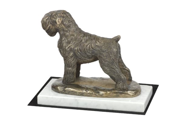 Venäjän mustaterrieri - koirapatsas, hahmo valkoisella marmorilla, palkinto koiranäyttelyyn Art-Dog