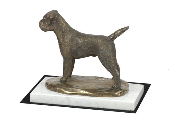 Borderterrieri - koirapatsas, hahmo valkoisella marmorilla, palkinto Art-Dog -koiranäyttelyyn
