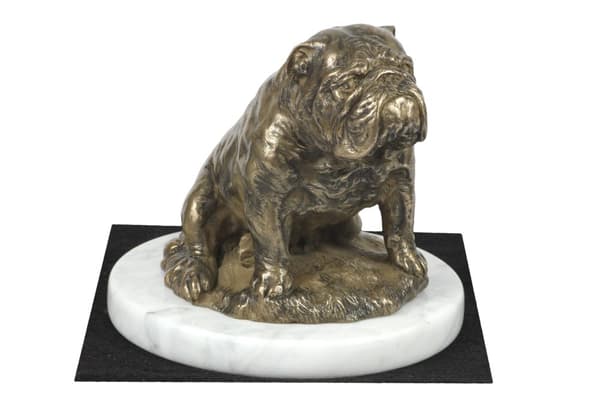Bulldog III - en hundstatyett, en statyett på vit marmor, en trofé för hundutställningen Art-Dog