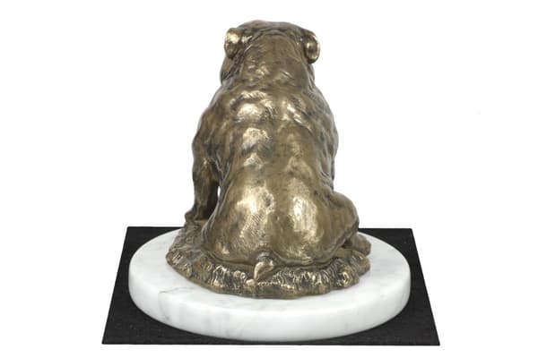 Bulldog III - en hundstatyett, en statyett på vit marmor, en trofé för hundutställningen Art-Dog