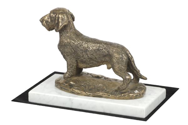 Stråhåret gravhund - hundestatuette, figur på hvid marmor, trofæ til en hundeudstilling af Art-Dog