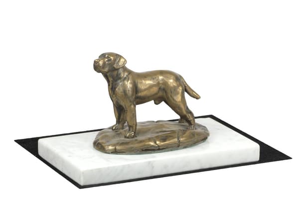 Labradorinnoutaja - koirapatsas, hahmo valkoisella marmorilla, palkinto koiranäyttelyyn Art-Dog