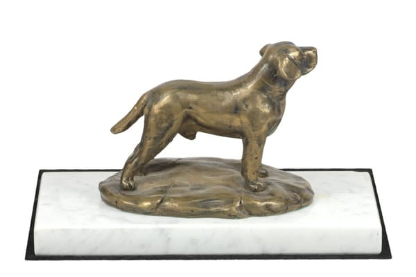 Labradorinnoutaja - koirapatsas, hahmo valkoisella marmorilla, palkinto koiranäyttelyyn Art-Dog