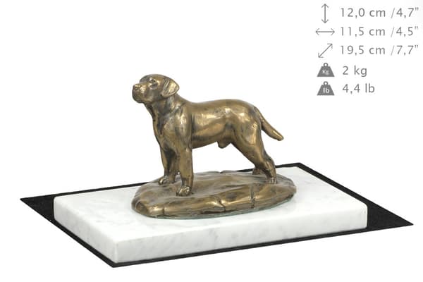 Labradorinnoutaja - koirapatsas, hahmo valkoisella marmorilla, palkinto koiranäyttelyyn Art-Dog